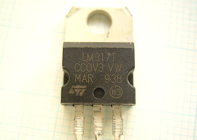 画像2: 可変出力三端子レギュレーターLM317T 1.5A  絶縁シート・ワッシャー付